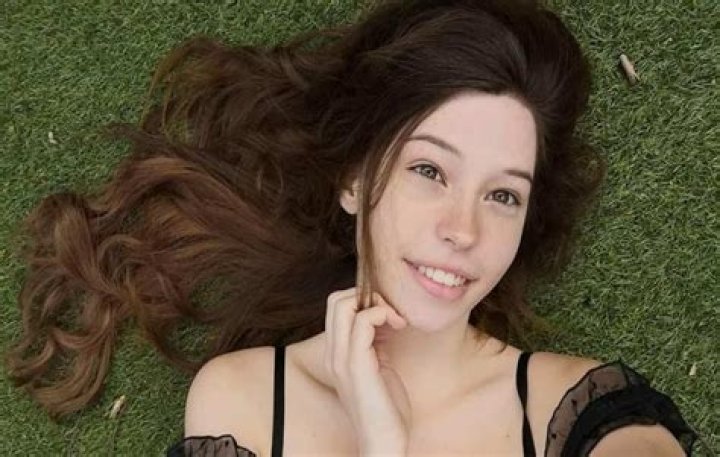 Belle Delphine フォレスト動画の真実：ネット現象の全貌と波紋